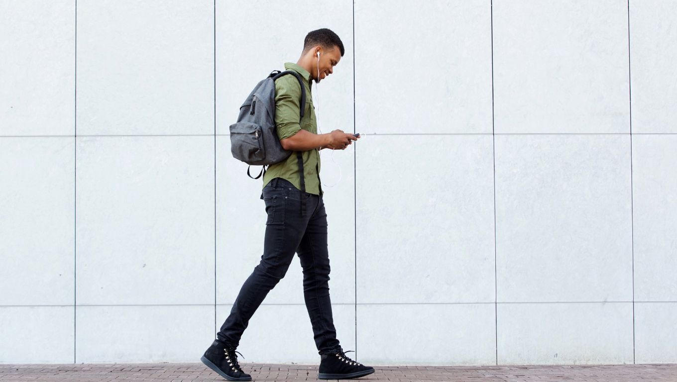 Gutt med mobil Gutt med mobil