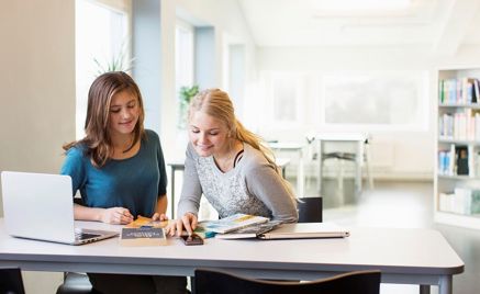 Foto: NTB scanpix Credit: Oslo kommune To jenter hjelper hverandre med lekser.