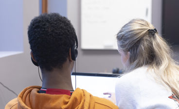 en person og person som sitter i stoler