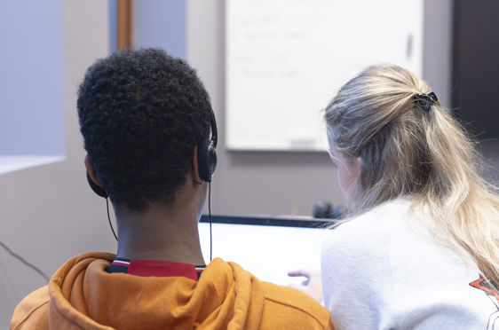 en person og person som sitter i stoler