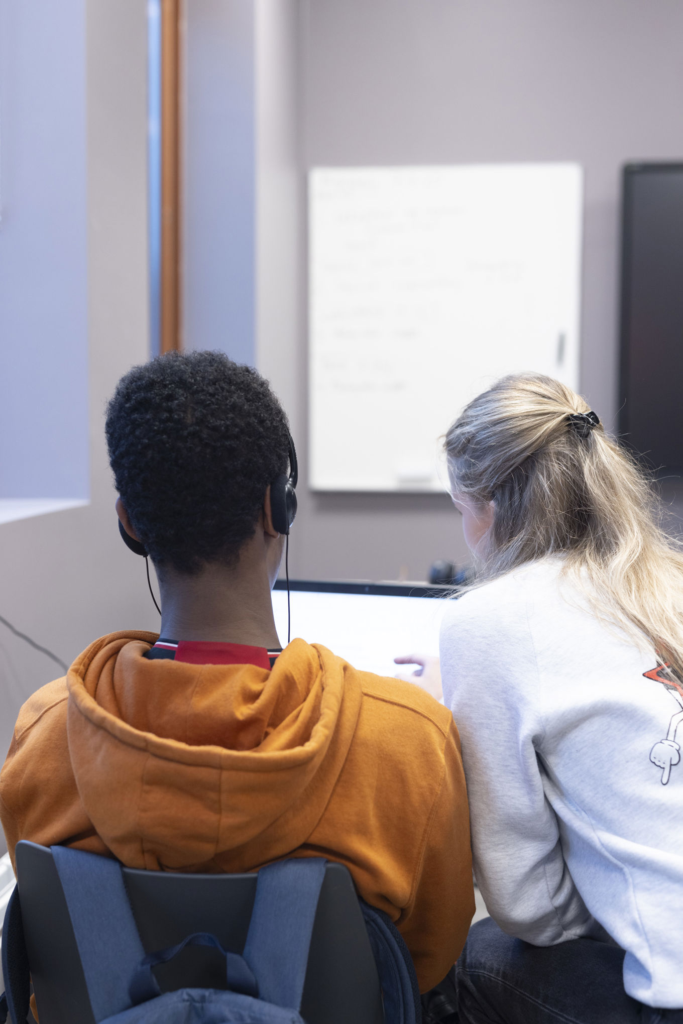 en person og person som sitter i stoler