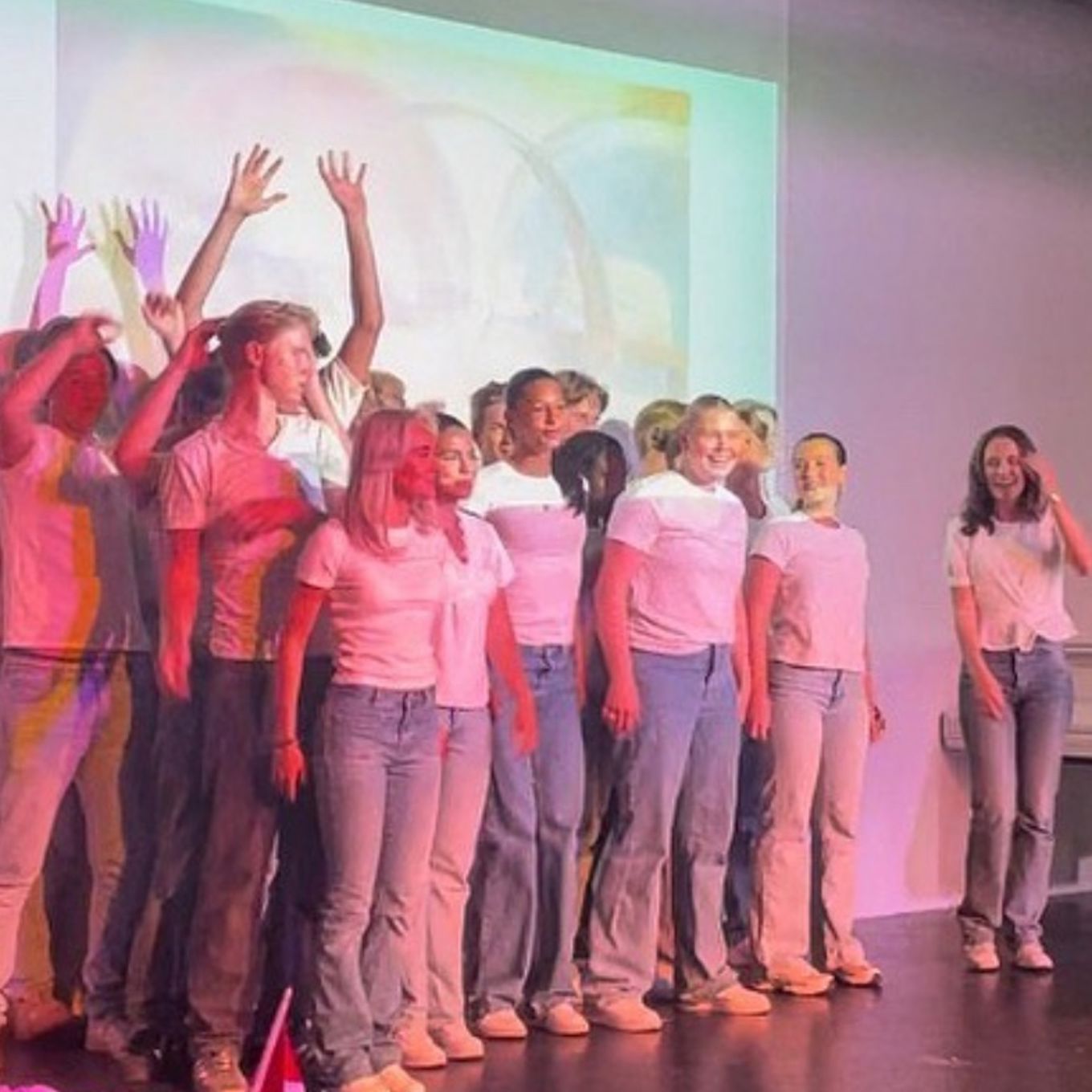 En gruppe elever har forestillingpersonr i matchende antrekk