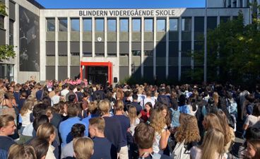 en stor folkemengde utenfor en bygning