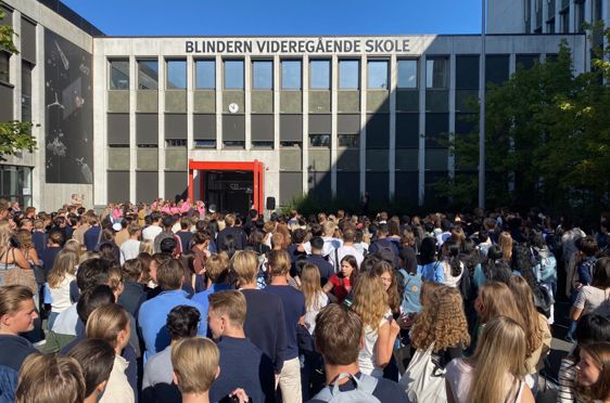 en stor folkemengde utenfor en bygning