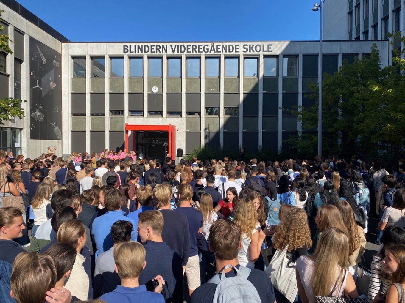 en stor folkemengde utenfor en bygning