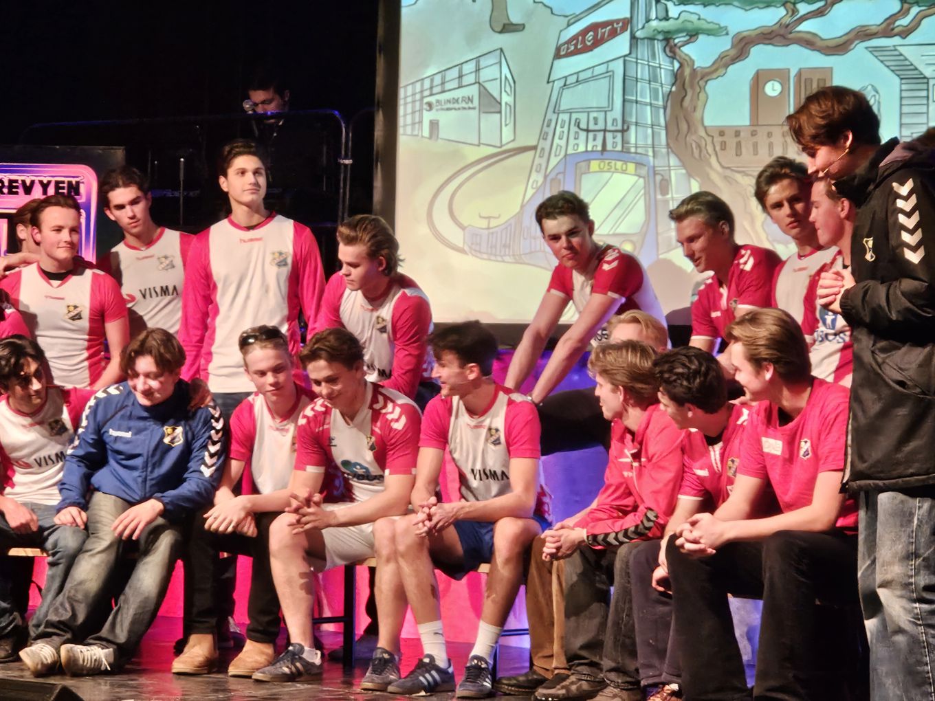 en gruppe mennesker som poserer for et bilde