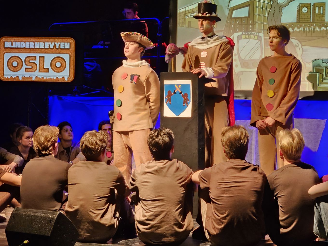 En gruppe mennesker på scenen