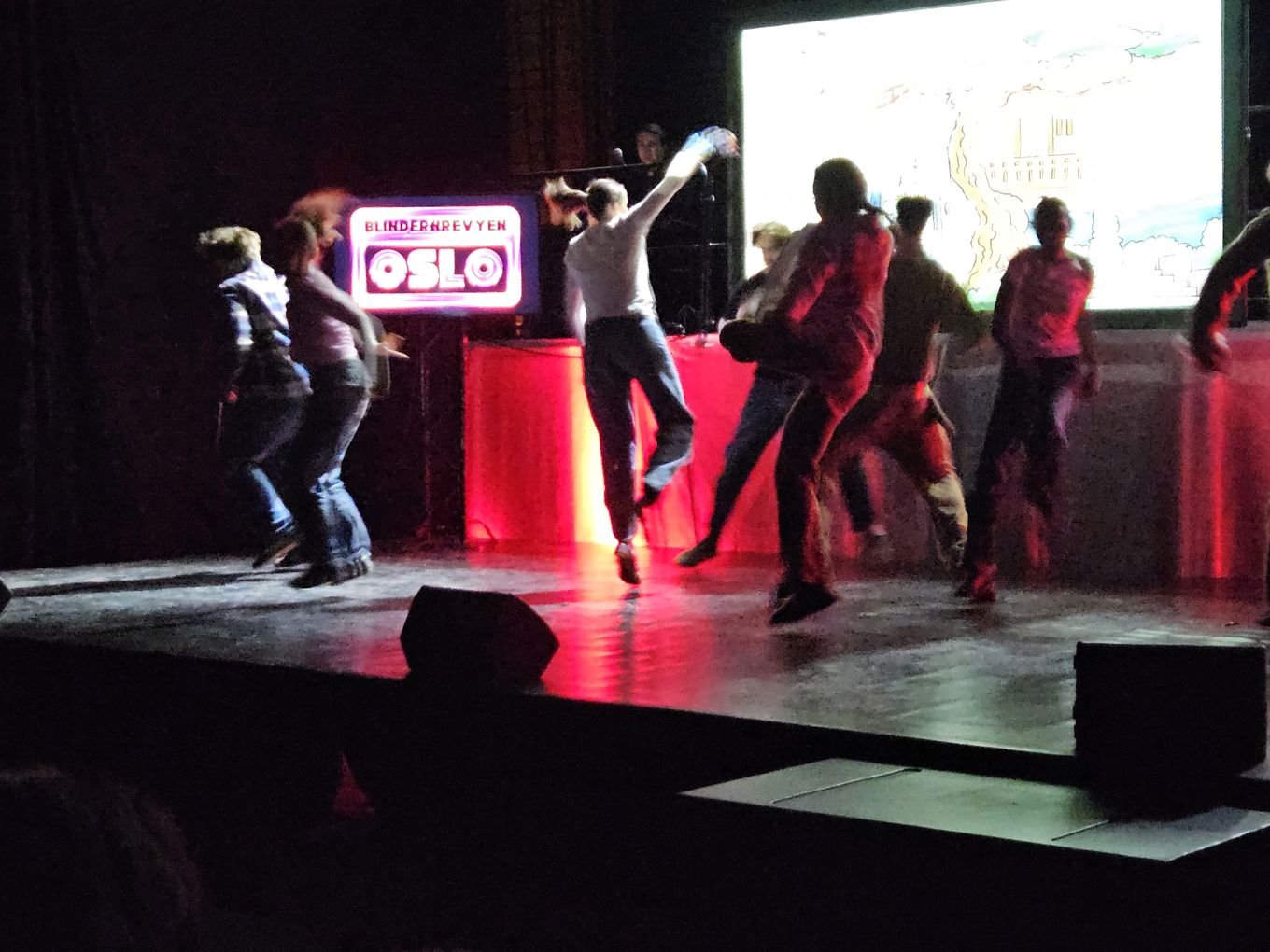 en gruppe mennesker som danser på en scene