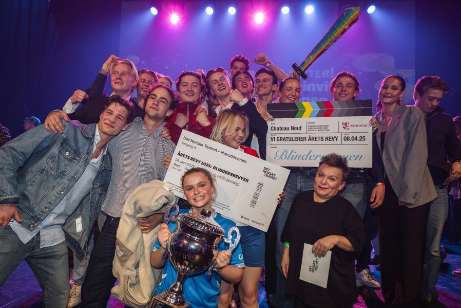 en gruppe mennesker som poserer for et bilde