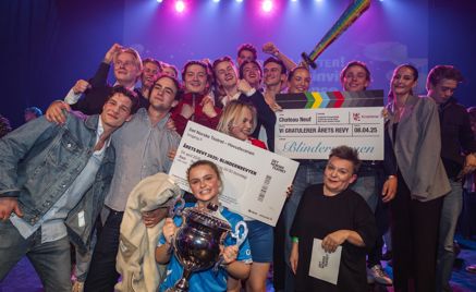 en gruppe mennesker som poserer for et bilde en gruppe mennesker som poserer for et bilde