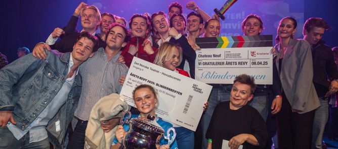 en gruppe mennesker som poserer for et bilde en gruppe mennesker som poserer for et bilde