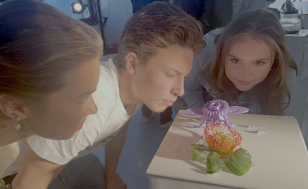 en person og en person som ser på en kake en person og en person som ser på en kake