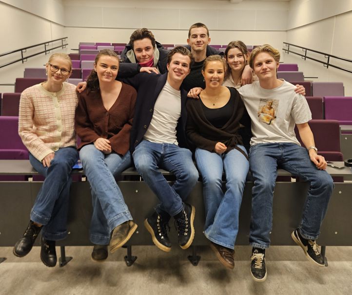 en gruppe mennesker som sitter på en benk