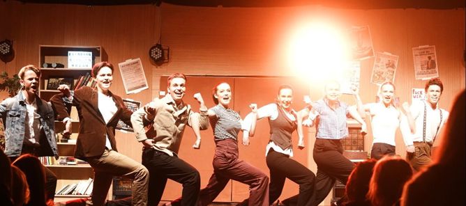 En gruppe mennesker som danser