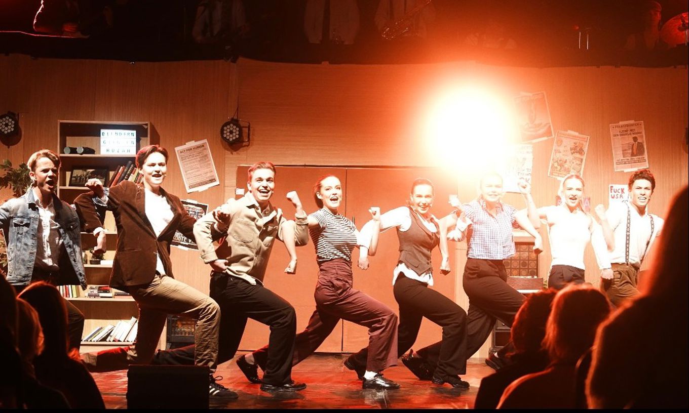 En gruppe mennesker som danser