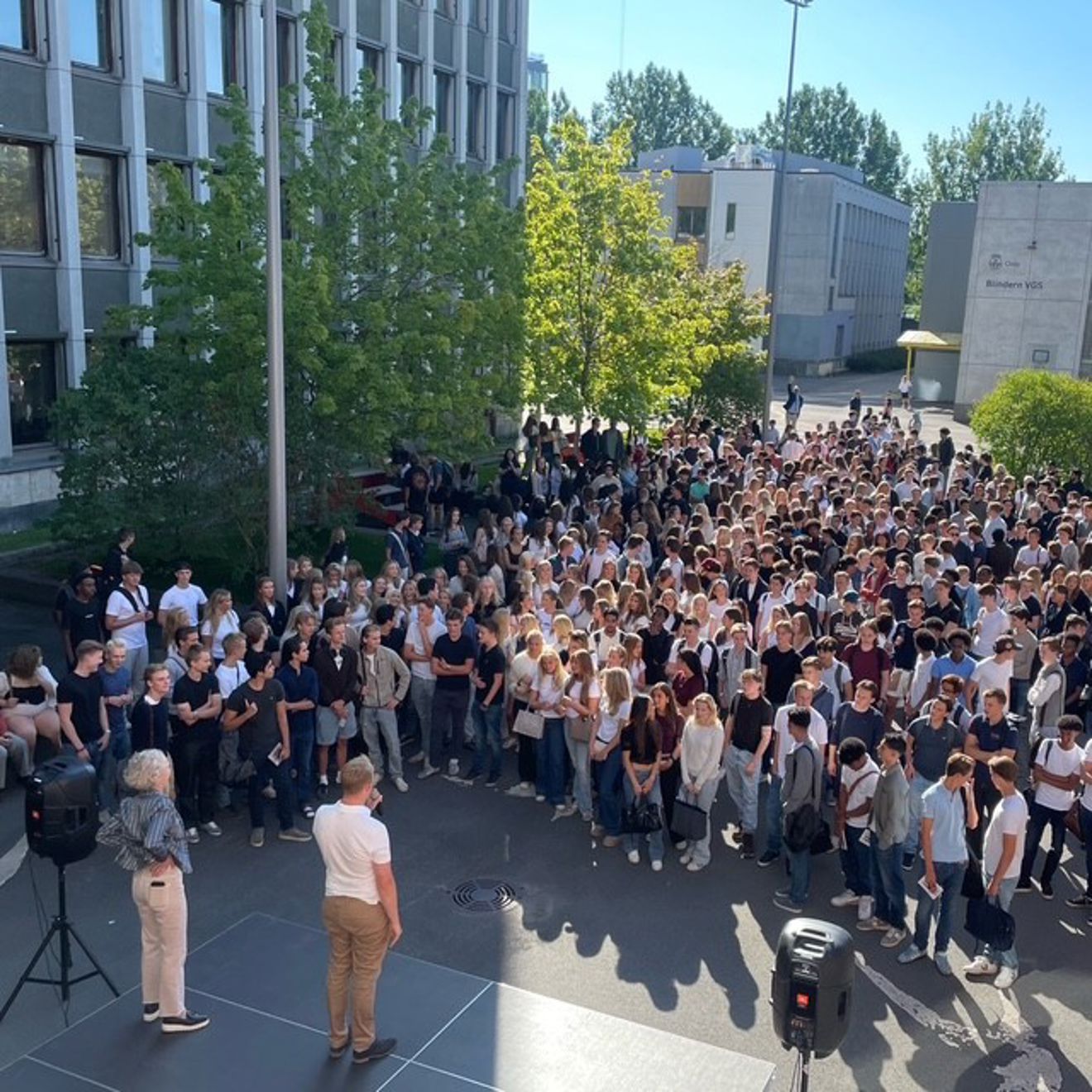 En stor gruppe mennesker samlet seg utenfor