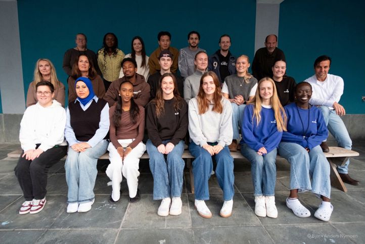 en gruppe mennesker som sitter på en benk