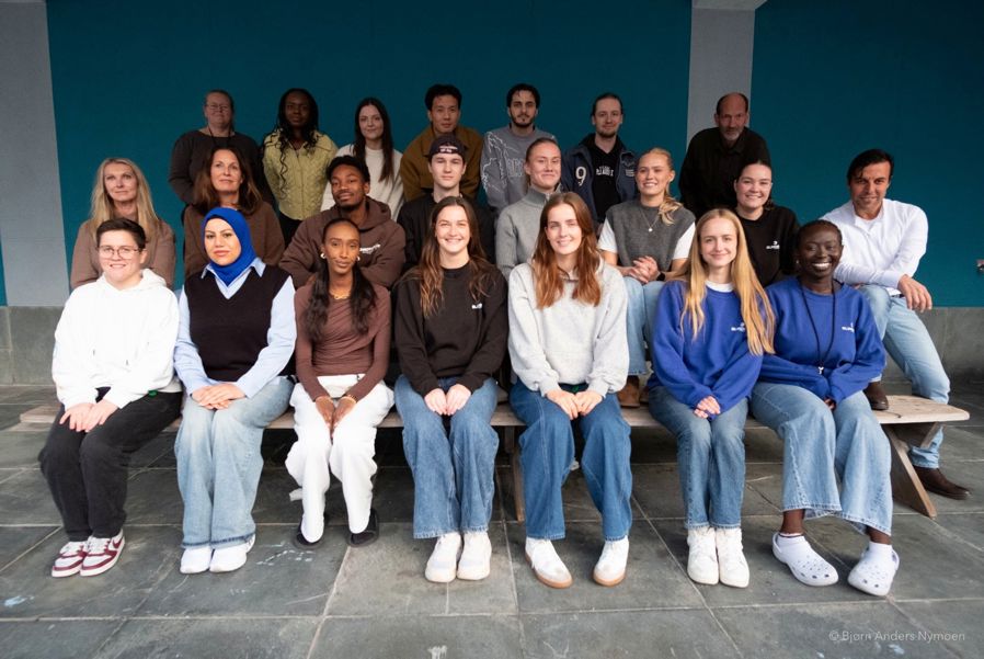 en gruppe mennesker som sitter på en benk